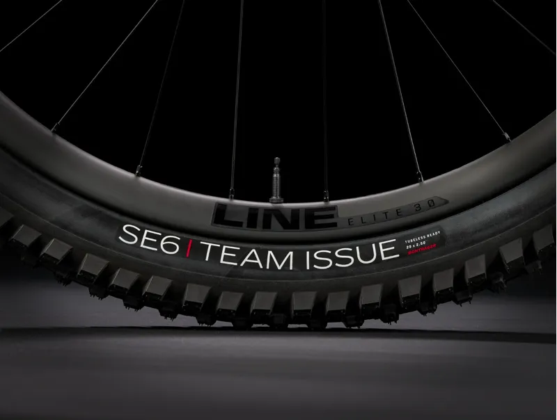 Trek Slash 9.8 GX AXS Gen 6 Full Suspension Mountain Bike 2024 in Daintree Green-6